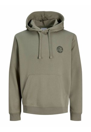 Sweat à capuche vert olive avec une poche kangourou, une capuche à cordon de serrage, et un petit logo sur la poitrine. Confectionné en tissu doux et texturé.