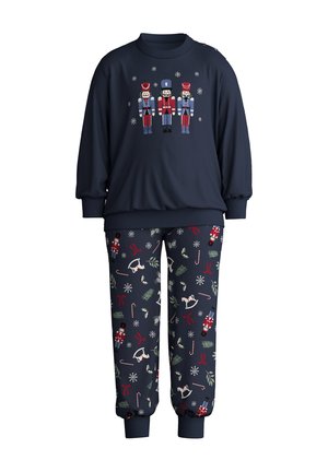 Navyblaues Schlafanzugset mit einem Langarmoberteil mit Nussknacker-Print und gemusterten Hosen mit winterlichen Motiven wie Schneeflocken und Stechpalmen.