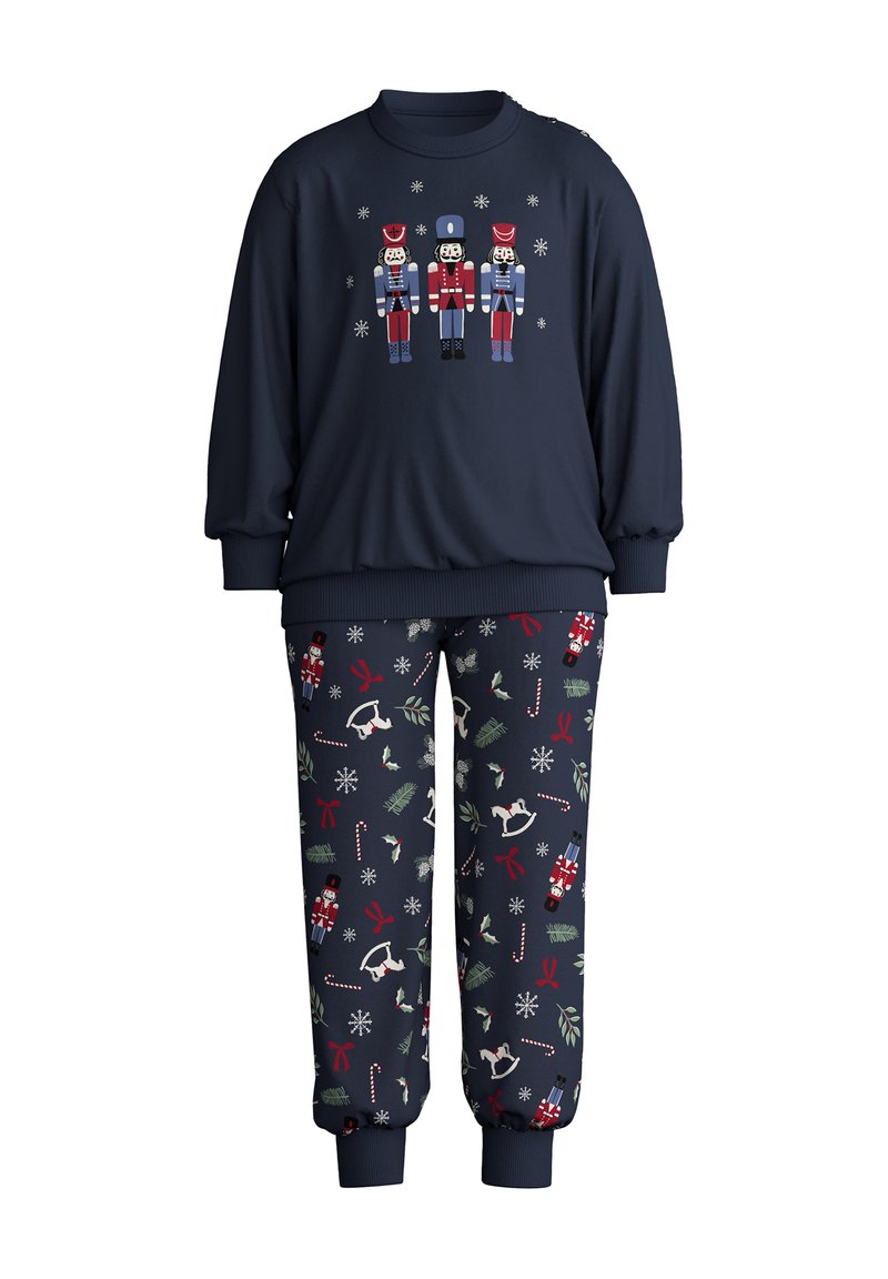 Donkerblauw pyjama set met een langhals top met notenkrakerprint en gestippelde broeken met winterthema's zoals sneeuwvlokken en hulst.
