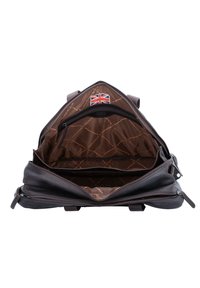 Bruine leren backpack met een ritsluiting. Het interieur heeft een gewatteerde bruine voering en een patch van de Britse vlag. Meerdere vakken voor organisatie.