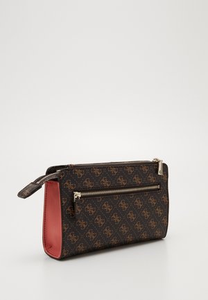 Ruskeakuviollinen kosmetiikkalaukku, jonka sisäpuoli on punainen. Siinä on vetoketjullinen lokero ja kullanväriset metalliosat, ja sen pinta on sileä.