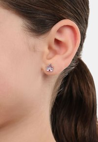 Orecchini a bottone in argento smaltato a forma di casa, con dettagli in rosa, bianco e blu e piccole bandierine sulla sommità.