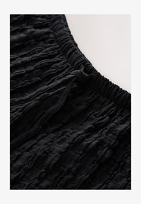 Unselected, black