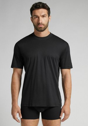 Schwarzes T-Shirt mit kurzen Ärmeln aus glattem Stoff, mit Rundhalsausschnitt und lässiger Passform, kombiniert mit schwarzen Boxershorts.