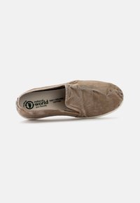 Könnyűbarna, organikus pamutból készült slip-on cipő, kerek orral, elasztikus oldalsó panelekkel és fehér gumitalppal.