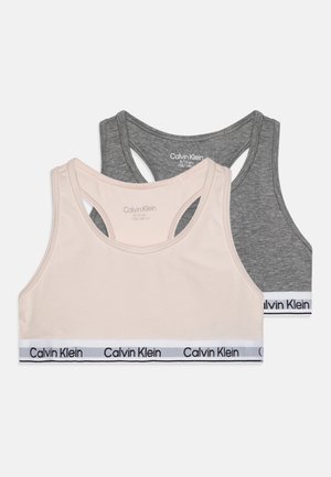 Dwie braletki w jasnoróżowym i ciemnoszarym kolorze. Wykonane z miękkiej tkaniny, z tylnym dekoltem w stylu racerback i białą taśmą z logo "Calvin Klein".