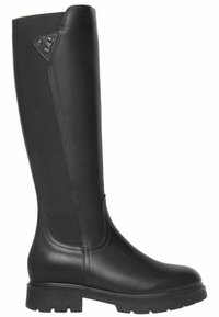 Bottines noires montantes en cuir lisse à l'avant et en tissu texturé à l'arrière, dotées d'une semelle robuste et d'un détail logo métallique sur le côté.