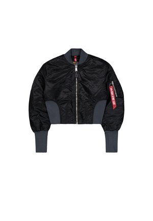 Kuttet svart bomberjakke med quiltet stoff, glidelås, ribbede mansjetter og en sidelomme med detaljer i rødt merkelapp.