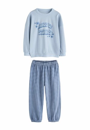 Sudadera azul clara con un gráfico que dice "HECHA DE ESTRELLAS" y acentos de estrellas, combinada con pantalones de cintura elástica de cuadros azul y blanco.