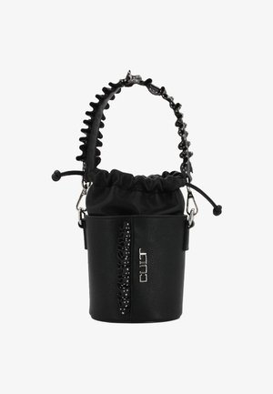 Borsa a secchiello in pelle nera con manico arricciato, chiusura con coulisse, borchie decorative e un accento lato con logo.