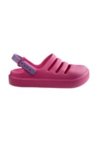 Ροζ σανδάλι slip-on με τρεις οριζόντιες οπές αερισμού και ρυθμιζόμενο μοβ λουράκι σε λευκό φόντο.