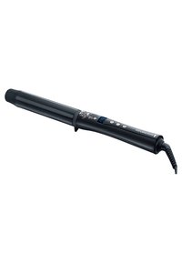 Sort curling wand med et slankt design, digital skærm, kontrolknapper og et tekstureret greb; kabel placeret i håndtagsenden.