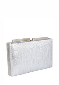 Bolso de mano plateado con acabado texturizado, forma rectangular y cierre de broche metálico. Presenta una superficie lisa con sutiles líneas horizontales.