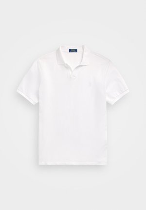 Hvit polo skjorte laget av bomull, med en to-knapp placket, kort ermer og en subtil logo på venstre bryst. Glatt tekstur.
