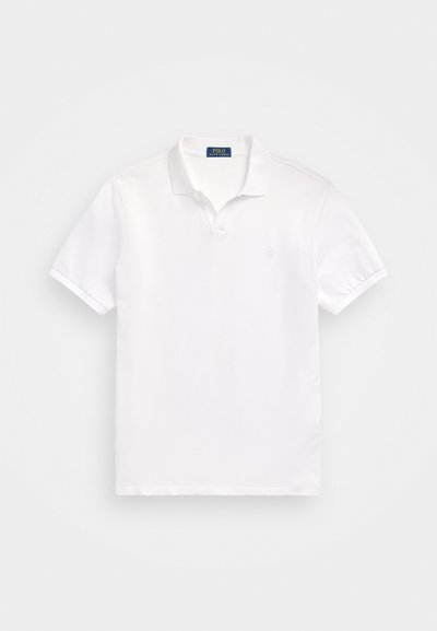 Hvit polo skjorte laget av bomull, med en to-knapp placket, kort ermer og en subtil logo på venstre bryst. Glatt tekstur.