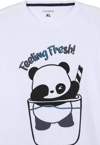T-shirt bianco in cotone con un personaggio panda in un bicchiere che tiene una cannuccia. Il testo recita "Feeling Fresh!" in blu e nero.