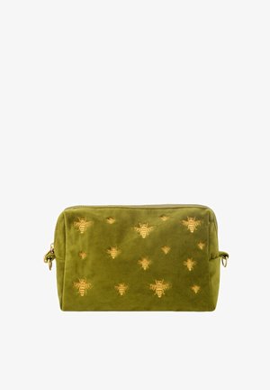 Bolso cosmético de ante verde oliva con abejas bordadas en dorado. Forma rectangular, cierre de cremallera y asa lateral para facilitar su transporte.