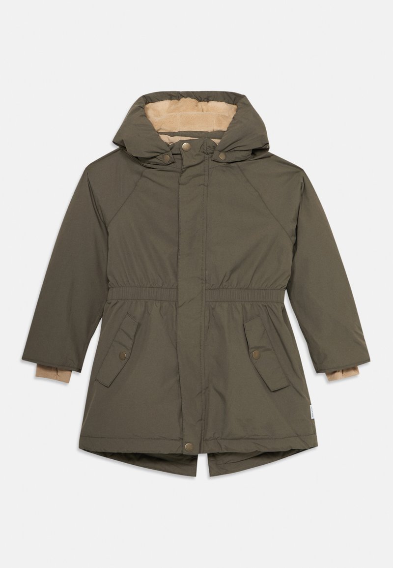 Olivenfarget parka-jakke med hette foret med pels, snøring i livet og to frontlommer. Har trykknapp-lukking og beige fôr.