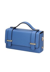 Borsa a tracolla rettangolare blu con manico superiore, pattina frontale fissata da due cinghie con dettagli in metallo dorato e chiusura laterale a serratura.