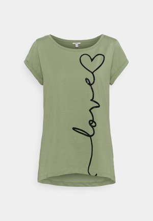 Jasnozielony t-shirt z krótkim rękawem, z podwiniętymi mankietami oraz czarnym napisem "love" kończącym się serduszkiem z przodu po prawej stronie.