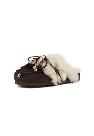 Mocassin en daim marron à enfiler, doublure en fourrure blanche, lacets noués à motifs et petits embouts métalliques dorés sur l’avant.