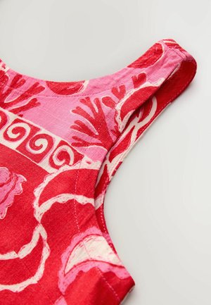 Rood en roze gemusterde stof met bloemmotieven, voorzien van een ronde halslijn en een gladde textuur. Zichtbare stikdetails langs de randen.