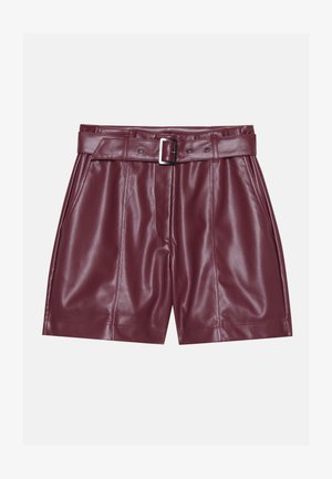 Pantalones cortos de imitación cuero burdeos con una cinturilla ancha, un cinturón con una hebilla plateada y pliegues en la parte delantera para una silueta relajada.