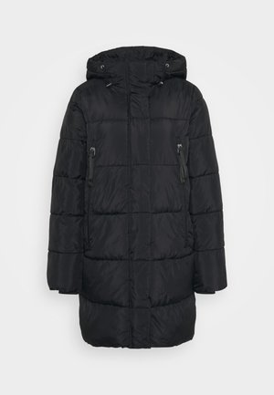 Duga crna zimska jakna s kapuljačom, bočnim džepovima na zatvarač i kviltanim horizontalnim šavovima na bijeloj pozadini.