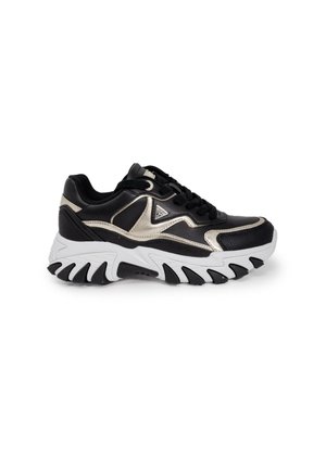 Czarne i metaliczne sneakersy z masywną białą podeszwą, wyposażoną w głębokie czarne rowki i dekoracyjne boczne przeszycia.