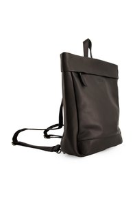 Sac à dos en cuir noir avec un haut roulé, des bretelles ajustables et une petite poche avant. Texture lisse avec un design simple et moderne.