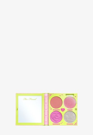 Compact make-up palette met vier tinten: zachtroze, felroze hart, zilveren glans en een spiegel, alles in een levendig groene case met florale accenten.