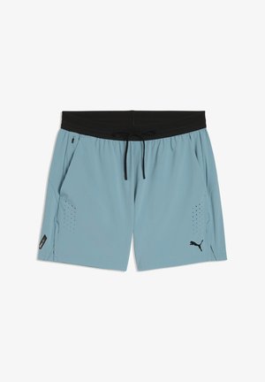 Pantalones deportivos azul claro con cintura elástica negra, cordón negro, bolsillos laterales, orificios de ventilación y pequeño logotipo negro de Puma en la pierna.