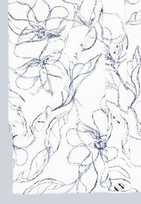 Weißer Stoff mit einem blauen Blumenmuster, das lineare Blütendesigns zeigt. Akzente umfassen kleine Knöpfe an einer Seite.