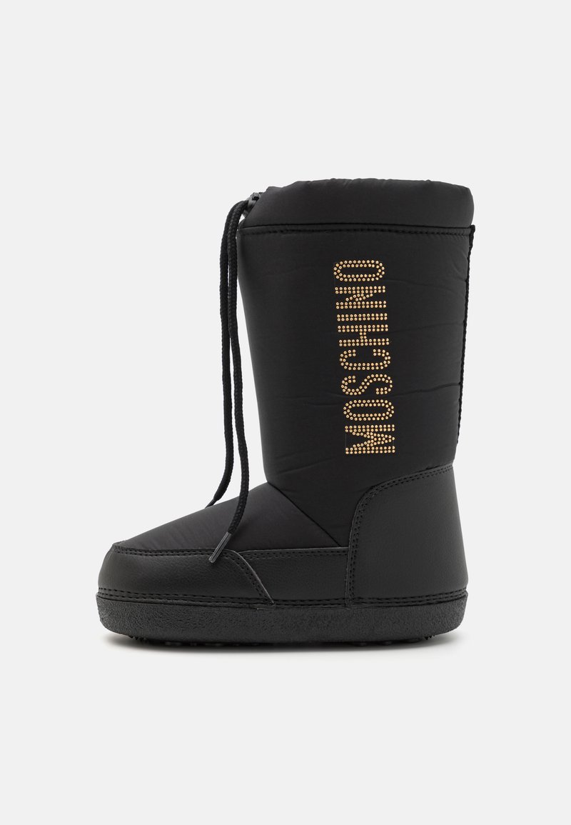 Čierna zateplená obuv s okrúhlou špičkou, textilným zvrškom, gumovou podrážkou a zlatým kamienkovým logom na boku. Nastaviteľné šnurovanie.