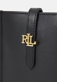 Lauren Ralph Lauren LEATHER CROSSBODY TECH CASE - Taštička na mobil - black