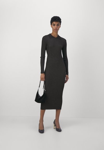 Abito in maglia a coste scuro con colletto e polsini a scallop, caratterizzato da maniche lunghe e una silhouette aderente che scende sotto le ginocchia.