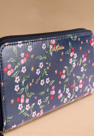 Námořnická květinová peněženka s růžovými a červenými květinami a zelenými listy. Obsahuje zlaté logo, zipové uzavírání a texturovaný syntetický materiál.