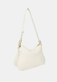 Borsa a mano bianca in pelle con forma curva, finitura testurizzata e tracolla staccabile. Presenta dettagli in oro e chiusura con zip.