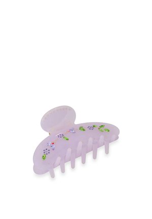 Paarse plastic haarclip in de vorm van een vlinder, met versieringen van blauwe en groene edelstenen, een gladde, glanzende textuur en zeven punten.