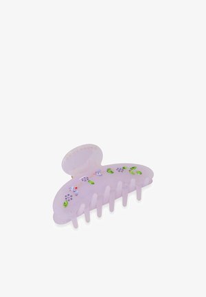 Fermaglio per capelli in plastica viola a forma di farfalla, con decorazioni di gemme blu e verdi, dalla superficie liscia e lucida e sette denti.