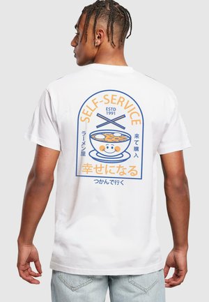 Weißes Baumwoll-T-Shirt mit buntem Grafikdesign eines lächelnden Ramen-Schalen, Essstäbchen und japanischem Text, mit rundem Design auf der Rückseite.