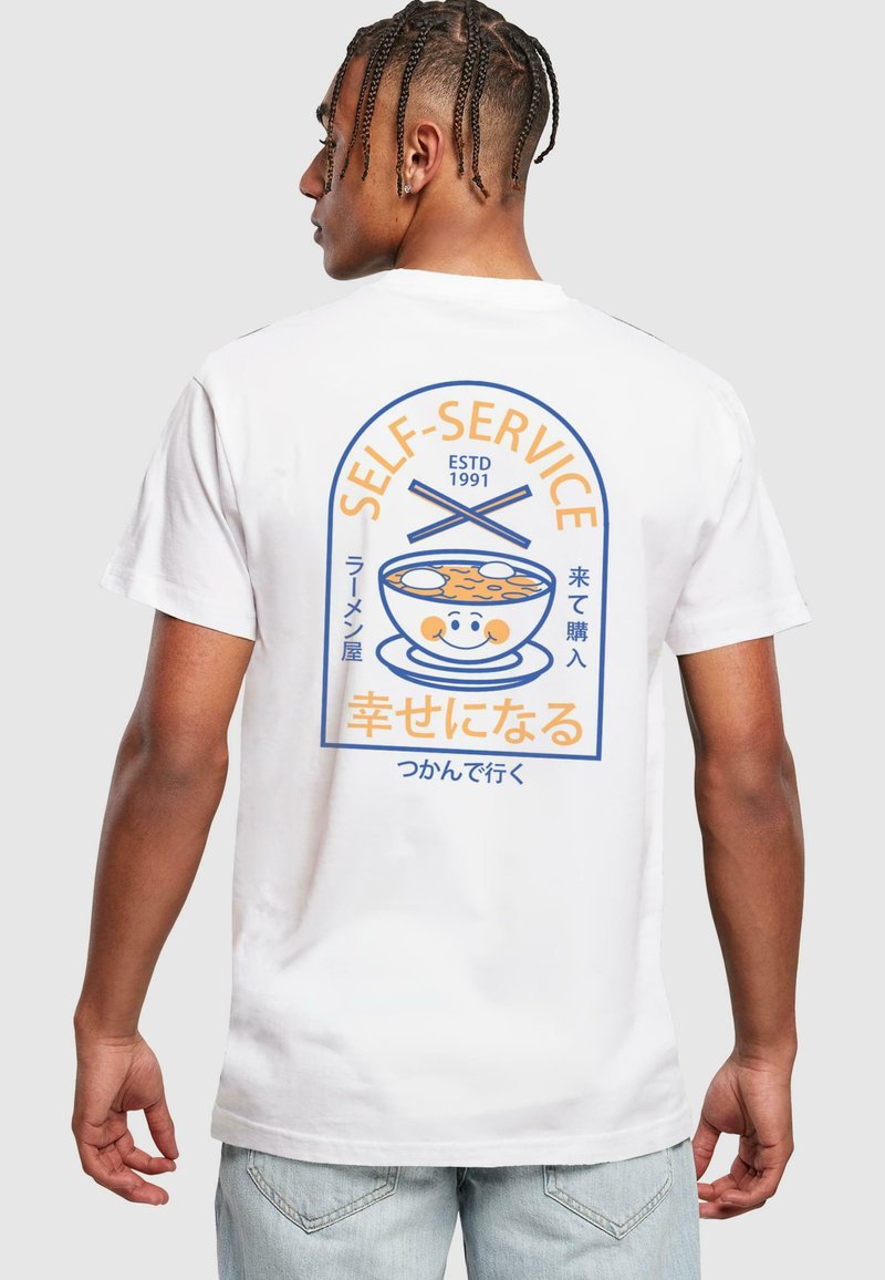 Weißes Baumwoll-T-Shirt mit buntem Grafikdesign eines lächelnden Ramen-Schalen, Essstäbchen und japanischem Text, mit rundem Design auf der Rückseite.