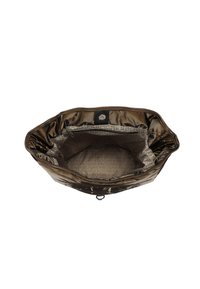 Bruine nylon handtas met een glanzende afwerking, voorzien van een ruime binnenkant gevoerd met monogramstof en een ritsvak.