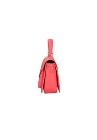 Borsa a mano in pelle corallo con forma strutturata, dotata di un manico superiore, dettagli in metallo dorato e superficie testurizzata.