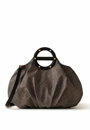 Grand sac à main texturé marron et noir avec une poignée ronde noire ornée de vis dorées et une bandoulière ajustable.