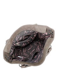 Sac en suède gris à la texture douce, avec un intérieur sombre doublé d'un motif abstrait rose et une poche zippée.