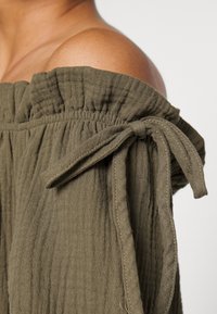 ONLY ONLTILLA THYRA OFF SHOULDER DRESS  - Vestido de dia - deep lichen green