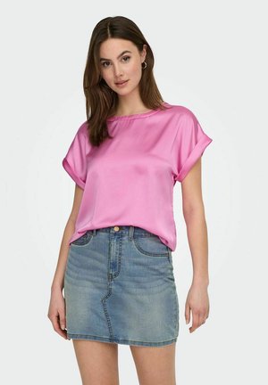 Rosa satin topp med korta ärmar och upprullade manschetter, i kombination med en ljusblå denim mini kjol med framfickor och en figurnära design.