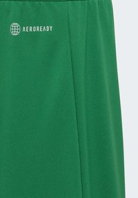 Groene sportshorts van glad, ademend materiaal. Voorzien van een elastische tailleband en een witte AEROREADY-logo. Eenvoudig ontwerp.