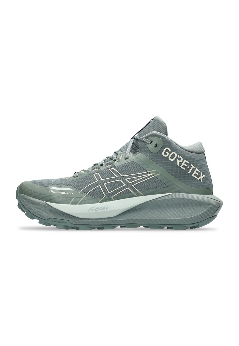 Scarpa da trail running GORE-TEX di colore grigio chiaro con tomaia texture, accenti riflettenti, colletto imbottito e suola in gomma resistente per una buona trazione.